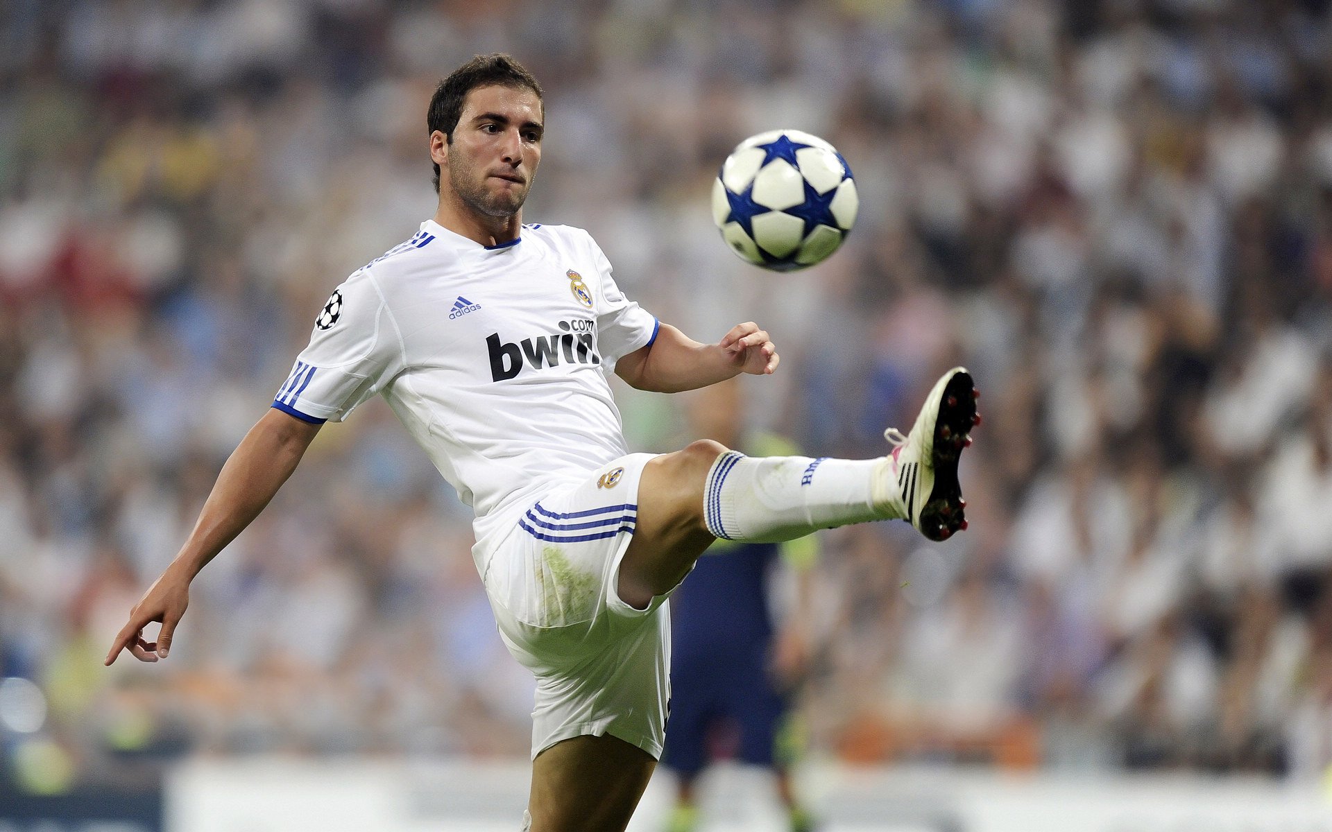 布鲁日主帅称战平巴萨历史性一战，但进球引争议，布鲁日对巴黎圣日耳曼比分